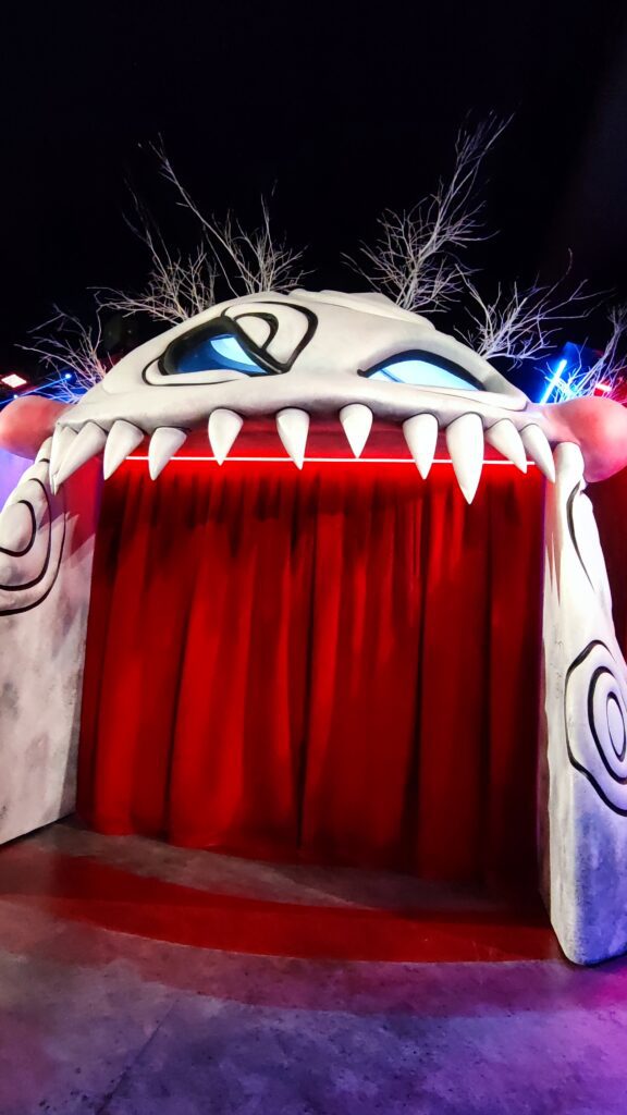 Entrance TIm Burton labyrinth