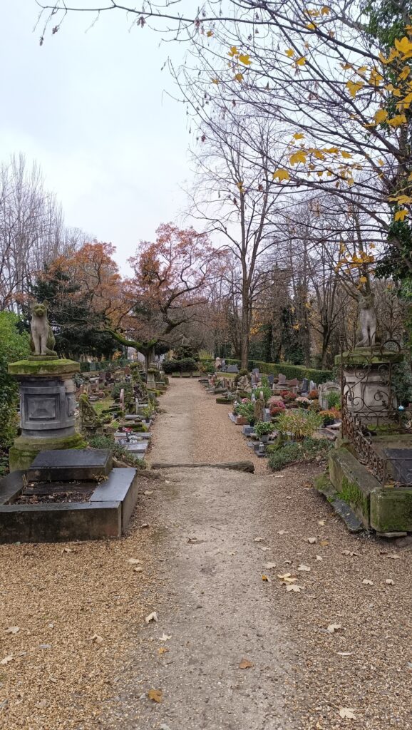 pet cemetery paris tombstone