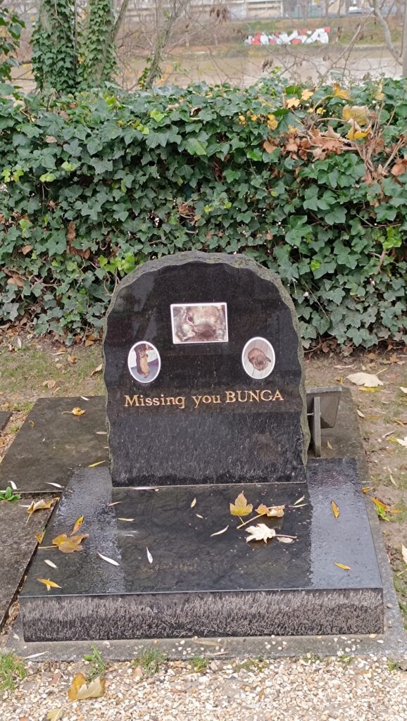pet cemetery paris tombstone